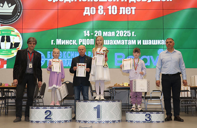 blr_chess_do8_10_prizery_girl8.jpg