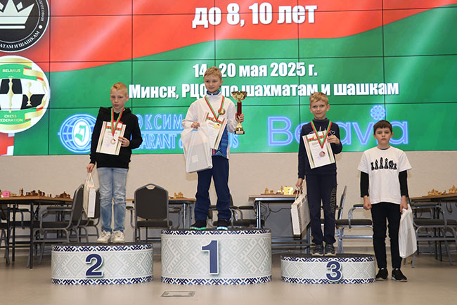 blr_chess_do8_10_prizery_men10.jpg